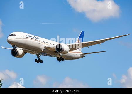 Londres, Royaume-Uni. 26th août 2022. Boeing 787 Dreamliner de United Airlines débarquant à l'aéroport de Londres Heathrow. Le Dreamliner B787 a la queue numéro N29961. United est la troisième plus grande compagnie aérienne au monde, membre du groupe d'aviation Star Alliance, avec un pôle et un siège principaux à Chicago Illinois aux États-Unis. Crédit : SOPA Images Limited/Alamy Live News Banque D'Images