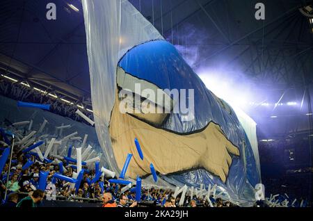 Dispositif, chorégraphie des fans de GE dans la courbe nord sera démantelée, football 1st Bundesliga, 12th jour de match, FC Schalke 04 (GE) - SC Freiburg (FR) 0: 2, on 30 octobre 2022 à Gelsenkirchen/Allemagne. #La réglementation DFL interdit toute utilisation de photographies comme séquences d'images et/ou quasi-vidéo # Banque D'Images