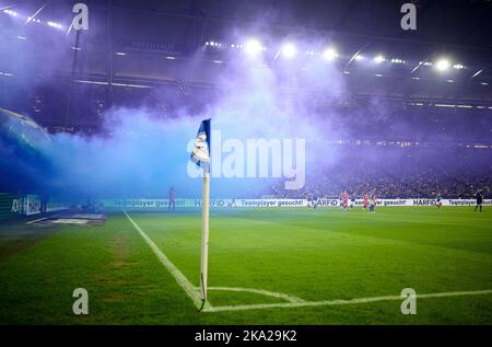 Feature, après une chorégraphie par les fans de GE, le terrain est couvert de fumée bleue, le jeu est interrompu Soccer 1. Bundesliga, 12th jour de match, FC Schalke 04 (GE) - SC Freiburg (FR) 0: 2, on 30 octobre 2022 à Gelsenkirchen/ Allemagne. #La réglementation DFL interdit toute utilisation de photographies comme séquences d'images et/ou quasi-vidéo # Banque D'Images