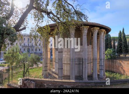 Vue urbaine de Rome: Le Temple circulaire d'Ercelles Victor dans le Forum Boarium, Italie. Banque D'Images