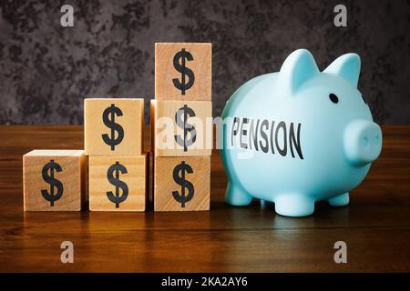 Concept de régime de retraite. Cubes avec des signes de dollar et de la banque de piggy avec mot pension. Banque D'Images