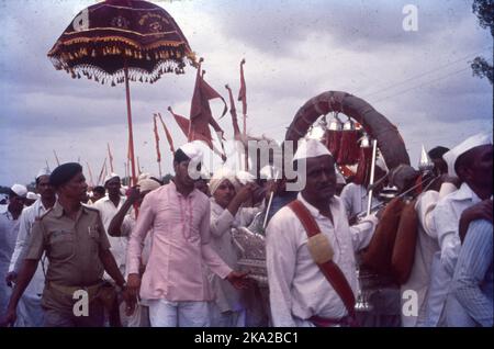 Pandharpur Wari ou Wari est un yatra à Pandharpur, Maharashtra, pour honorer Vithoba. Il s'agit de porter le paduka d'un saint dans un palkhi, plus particulièrement de Dnyaneshwar et de Tukaram, de leurs sanctuaires respectifs à Pandharpur. De nombreux pèlerins rejoignent ce cortège à pied. Banque D'Images