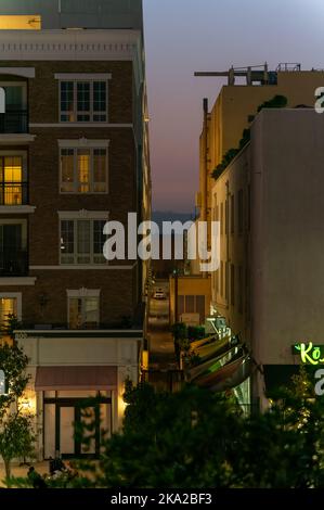 Une vue sur une allée remplie d'appartements à Glendale Banque D'Images