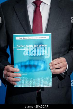 Berlin, Allemagne. 31st octobre 2022. Le chancelier OLAF Scholz (SPD) tient le rapport final de la Commission d'experts sur le gaz naturel et la chaleur entre ses mains. Credit: Kay Nietfeld/dpa/Alay Live News Banque D'Images