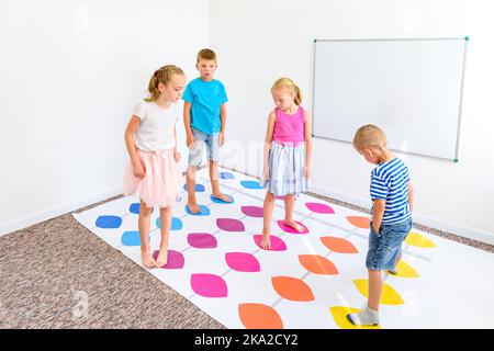 Séance d'ergothérapie pour enfants. Groupe d'enfants faisant des exercices ludiques avec leur thérapeute. Banque D'Images