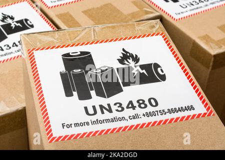 Étiquette d'avertissement d'expédition de la batterie au lithium-ion un 3480. Pour les risques d'incendie liés au lithium, l'expédition de matières et de marchandises dangereuses et les risques d'incendie généraux. Banque D'Images