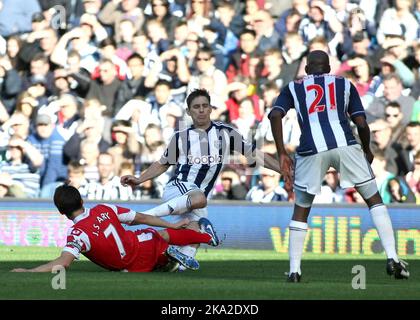 6th octobre 2012 - Barclays Premier League - West Bromwich Albion vs Queens Park Rangers - Zoltan Gera de West Bromwich Albion est pris dangereusement par Ji-Sung Park of Queens Park Rangers. - Photo: Paul Roberts/Pathos. Banque D'Images