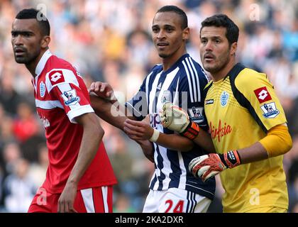 6th octobre 2012 - Barclays Premier League - West Bromwich Albion contre Queens Park Rangers - Jose Bostigwa (L) de Queens Park Rangers et Julio Cesar (R) jostle avec Peter Odemwingie (C) de West Bromwich Albion. - Photo: Paul Roberts/Pathos. Banque D'Images