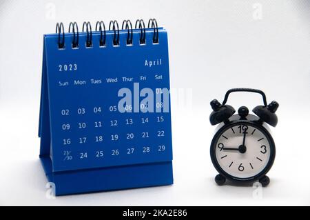 Réveil à 9 heures avec calendrier du 2023 avril sur fond blanc. Concept de temps et de calendrier. Banque D'Images