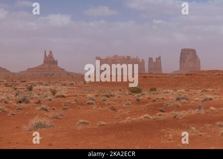 Monument Valley, Utah. Le roi sur son trône, le rocher du château, l'ours et le lapin et le Stagecoach Banque D'Images