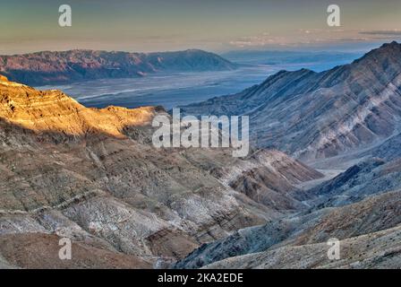 La vallée de la mort au coucher du soleil d'Aguereberry Point, désert de Mojave, Death Valley National Park, California, USA Banque D'Images