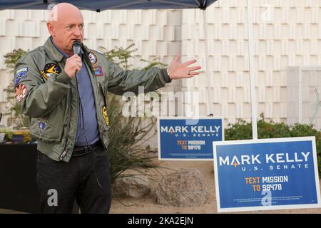 ÉTATS-UNIS. 28th octobre 2022. Le sénateur de l'Arizona Mark Kelly a été rejoint par le sénateur de la Californie Alex Padilla pour accueillir les premiers électeurs devant l'église méthodiste unie de Maryvale Bridge à Phoenix, en Arizona, aux États-Unis, sur 28 octobre 2022. Kelly est dans une course serrée contre le candidat républicain Blake Masters, des sondages récents ont montré que l'avance de Kelly s'est rétréci à quelques points, ce qui a fait un chemin étroit vers la victoire pour les démocrates en Arizona. (Photo par: Alexandra Buxbaum/Sipa USA) crédit: SIPA USA/Alay Live News Banque D'Images