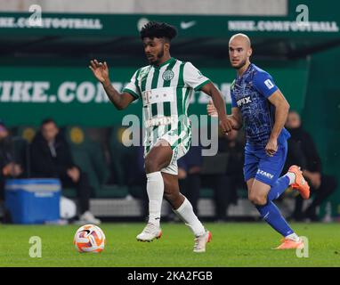 BUDAPEST, HONGRIE - OCTOBRE 30: José Marcos Marquinhos de Ferencvarosi TC laisse Matyas Tajti de ZTE FC derrière lors du match de Ligue de la Banque hongroise OTP entre Ferencvarosi TC et ZTE FC à Groupama Arena sur 30 octobre 2022 à Budapest, Hongrie. Banque D'Images