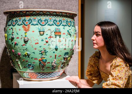Londres, Royaume-Uni. 31st octobre 2022. Une paire de famille Rose, Hundred antiques, Fishbowls, 19th Century, est £8 000-42 000 - Londres Asian Art week ventes en vue à Bonhams New Bond Street, Londres. Crédit : Guy Bell/Alay Live News Banque D'Images