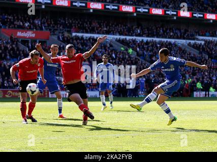 11th mai 2014 - Barclays Premier League - Cardiff City / Chelsea - Eden Hazard of Chelsea shoots - photo: Paul Roberts/Pathos. Banque D'Images