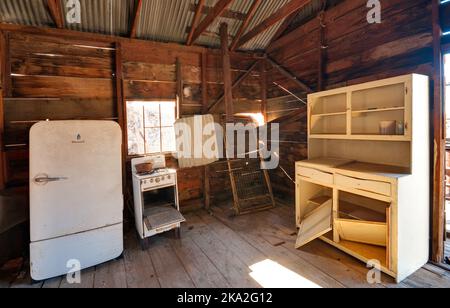 Cuisine à la maison en ruines à la mine Ashford dans les montagnes noires, désert de Mojave, parc national de la Vallée de la mort, Californie, États-Unis Banque D'Images