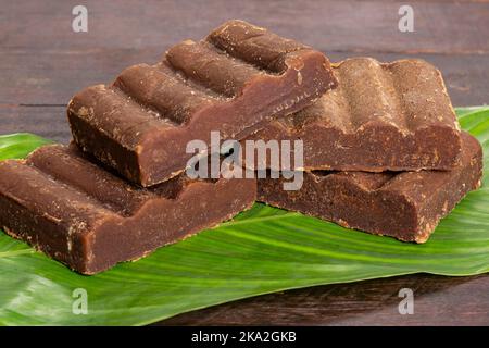 Panela - mélasse dure de canne à sucre en copeaux; Saccharum officinarum Banque D'Images