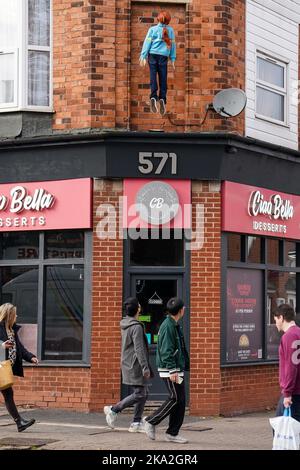 Exposition sur le thème des choses étranges à l'extérieur d'une boutique de desserts à Selly Oak, Birmingham. Le mannequin flottant dépeint le personnage Max Mayfield de l'émission à succès Netflix. Date de la photo: Lundi 31 octobre 2022. Banque D'Images