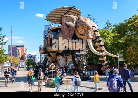 La marionnette géante animée du grand éléphant, qui fait partie des machines de l'attraction touristique de l'île de Nantes, se promène lentement au milieu des spectateurs par une journée ensoleillée. Banque D'Images