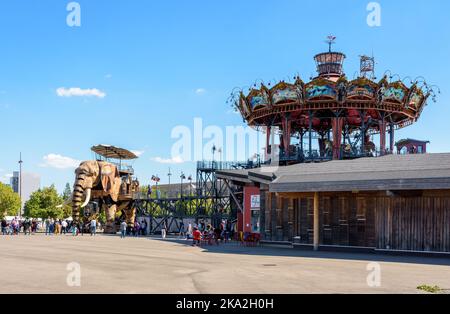 La marionnette géante du grand éléphant, qui fait partie des machines de l'attraction touristique de l'île de Nantes, est ancrée au carrousel des mondes marins. Banque D'Images