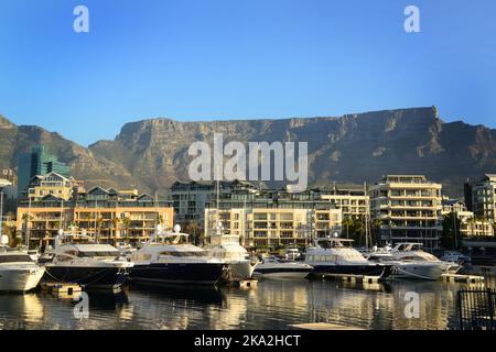 La spectaculaire montagne de la Table en Afrique du Sud, vue depuis le front de mer de V&A, au Cap Banque D'Images