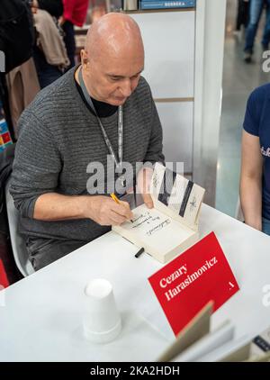 Cracovie, Pologne - 28-30 octobre 2022: Cezary Harasimowicz, l'écrivain polonais signe des livres pendant le salon du livre de Cracovie en 2022 à l'exposition internationale et C Banque D'Images