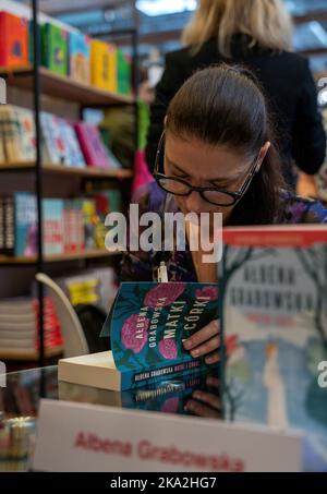 Cracovie, Pologne - 28-30 octobre 2022: Ałbena Grabowska, écrivain polonais signe des livres pendant la Foire du livre de Cracovie en 2022 à l'exposition internationale et Conv Banque D'Images