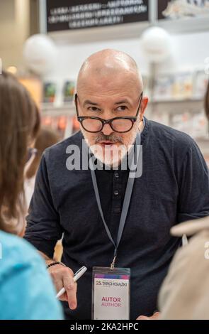 Cracovie, Pologne - 28-30 octobre 2022: Michał Wójcik, écrivain polonais signe des livres pendant la Foire du livre de Cracovie en 2022 à l'exposition internationale et le couvent Banque D'Images