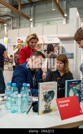 Cracovie, Pologne - 28-30 octobre 2022: Przemek Staroń, l'écrivain polonais signe des livres pendant la foire du livre de Cracovie en 2022 à l'exposition internationale et Conven Banque D'Images