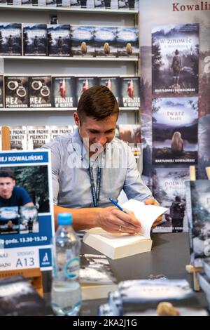 Cracovie, Pologne - 28-30 octobre 2022: Bartłomiej Kowaliński, écrivain polonais signe des livres pendant la foire du livre de Cracovie en 2022 à l'exposition internationale et Banque D'Images