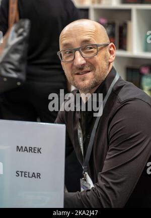 Cracovie, Pologne - 28-30 octobre 2022: Marek Stelar, écrivain polonais signe des livres pendant la Foire du livre de Cracovie en 2022 à l'exposition internationale et Concic Banque D'Images