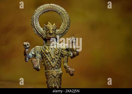 10 23 2014 Vintage Laxmi statue de bronze dans DHOKRA tribal Art of Bastar Studio tourné Lokgram Kalyan Maharashtra Inde. Banque D'Images