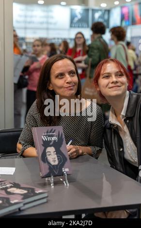 Cracovie, Pologne - 28-30 octobre 2022: Petra Dvořáková, écrivain tchèque signe des livres pendant le salon du livre de Cracovie en 2022 à l'exposition internationale et Conven Banque D'Images