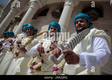 Sanaa, Yémen. 31st octobre 2022. Les mares des vêtements traditionnels yéménites participent à une cérémonie de mariage de masse organisée par le mouvement Houthi pour des milliers de couples. Credit: Hani al-ANSI/dpa/Alay Live News Banque D'Images