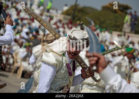 Sanaa, Yémen. 31st octobre 2022. Les mares des vêtements traditionnels yéménites participent à une cérémonie de mariage de masse organisée par le mouvement Houthi pour des milliers de couples. Credit: Hani al-ANSI/dpa/Alay Live News Banque D'Images