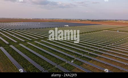 Une vue aérienne des panneaux solaires avec de vastes champs en arrière-plan Banque D'Images