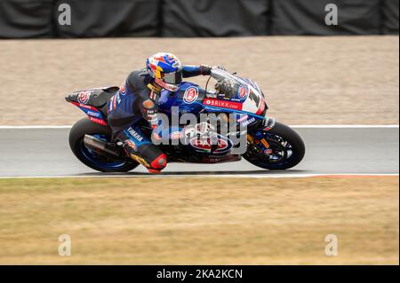 Un motocycliste qui s'est fait courir pendant le World Super Bikes sur le circuit de Donington Park Banque D'Images