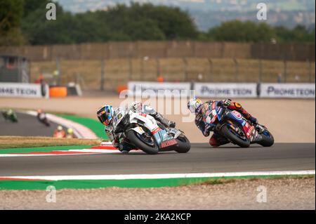 Un motocycliste qui s'est fait courir pendant le World Super Bikes sur le circuit de Donington Park Banque D'Images