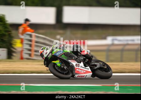 Un motocycliste qui s'est fait courir pendant le World Super Bikes sur le circuit de Donington Park Banque D'Images