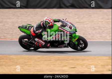 Un motocycliste qui s'est fait courir pendant le World Super Bikes sur le circuit de Donington Park Banque D'Images