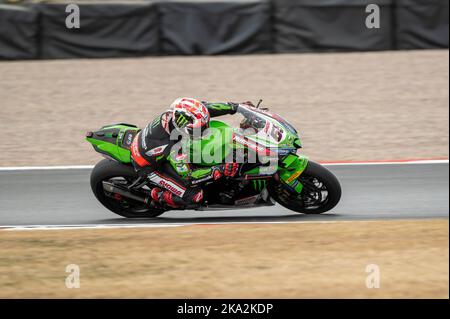 Un motocycliste qui s'est fait courir pendant le World Super Bikes sur le circuit de Donington Park Banque D'Images