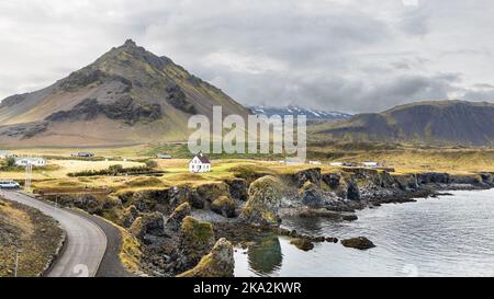 Arnarstapi est un petit village de pêcheurs situé au pied du mont Stapafell en Islande, destination touristique prospère avec paysage pittoresque Banque D'Images