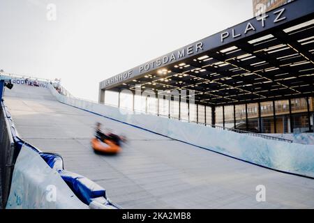 Berlin, Allemagne. 31st octobre 2022. Les visiteurs qui se sont enlisés sur une piste à la Potsdamer Platz. (Flou de mouvement dû à un long temps d'exposition) Credit: Christoph Soeder/dpa/Alay Live News Banque D'Images