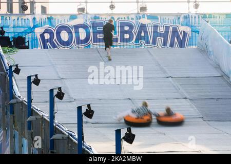 Berlin, Allemagne. 31st octobre 2022. Les visiteurs qui se sont enlisés sur une piste à la Potsdamer Platz. (Flou de mouvement dû à un long temps d'exposition) Credit: Christoph Soeder/dpa/Alay Live News Banque D'Images