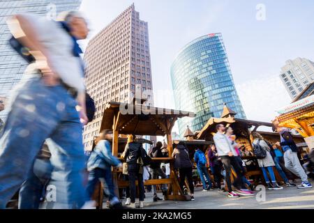 Berlin, Allemagne. 31st octobre 2022. Les visiteurs se bousculadent entre les stands de la nuit de Noël sur la Potsdamer Platz. Credit: Christoph Soeder/dpa/Alay Live News Banque D'Images