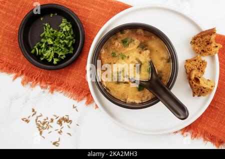 Soupe de pain faite maison à base de pain restant et de graines de cumin Banque D'Images