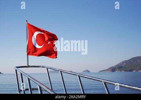 Prow du yacht avec le drapeau turc dans la mer. Excursion sur le bateau. Dans la mer près de l'île de Suluada. Banque D'Images