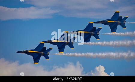 Les US Navy Blue Angels, en survol, au salon Miramar Airshow de 2022 à San Diego, en Californie. Banque D'Images