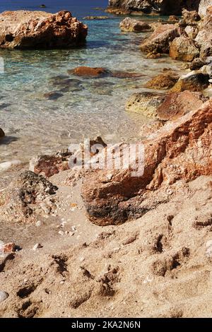 Suluada, une île de la Méditerranée. Île turque avec falaises et eau cristalline, plage de sable. Photo verticale avec falaises de pierre Banque D'Images