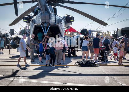 La foule visite un étalon de mer H-53 exposé au salon Miramar Airshow 2022 à San Diego, en Californie. Banque D'Images